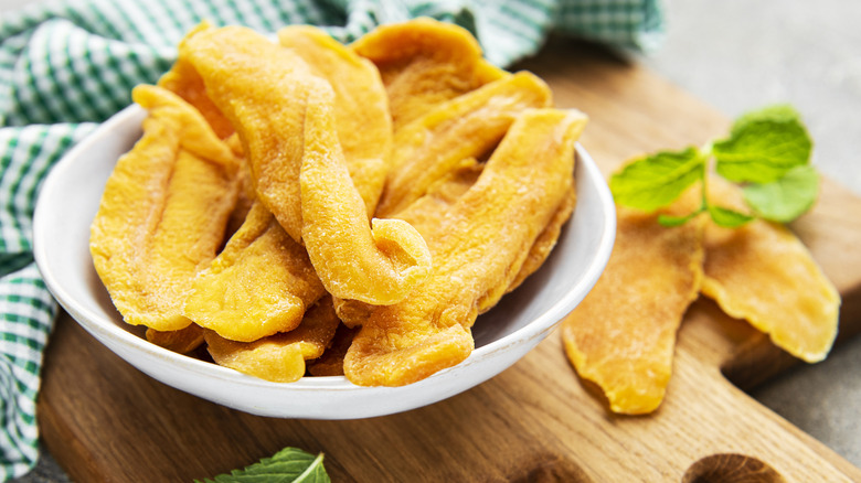 Un bol de mangue séchée tranchée