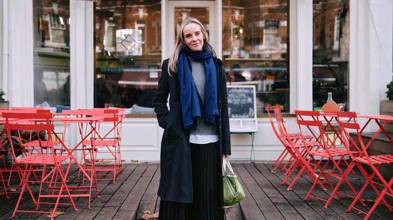 Femme élégante debout devant le café en Europe