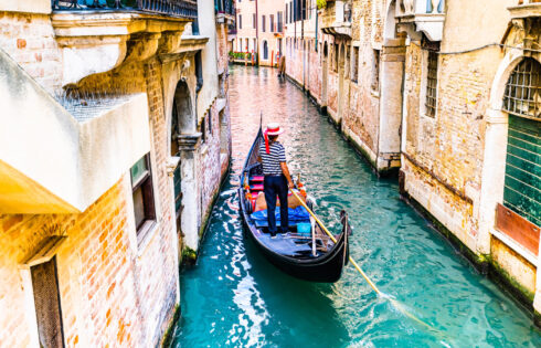 Les touristes qui font cela dans les canaux pittoresques de Venise peuvent gagner une amende lourde