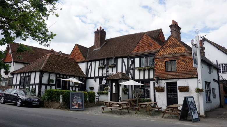 À l'extérieur du cheval blanc à Shere, Surrey