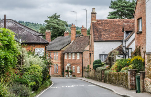 Juste au-delà de Londres est un doux village anglais historique qui semble directement sur le tournage d'une comédie romantique