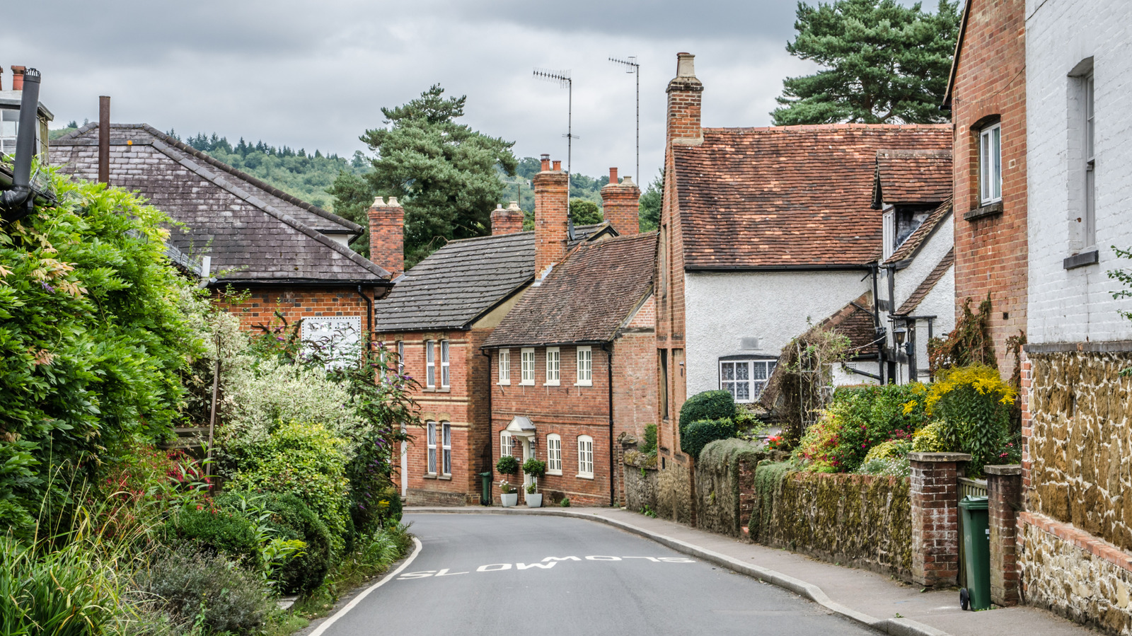 Juste au-delà de Londres est un doux village anglais historique qui semble directement sur le tournage d'une comédie romantique