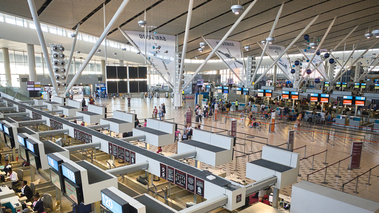 À l'intérieur d'un terminal peu fréquenté de l'aéroport international du Cap