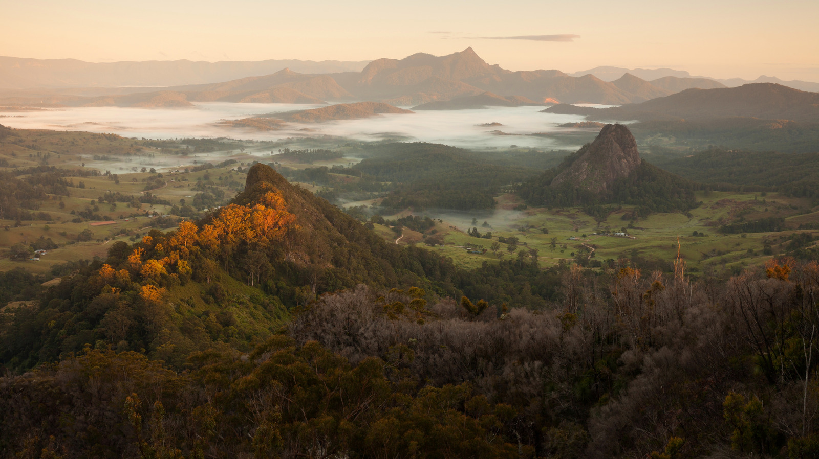 Un nouveau sentier de la forêt tropicale en Australie échantillonne de superbes volcans et des cascades (faites attention aux sangsues)