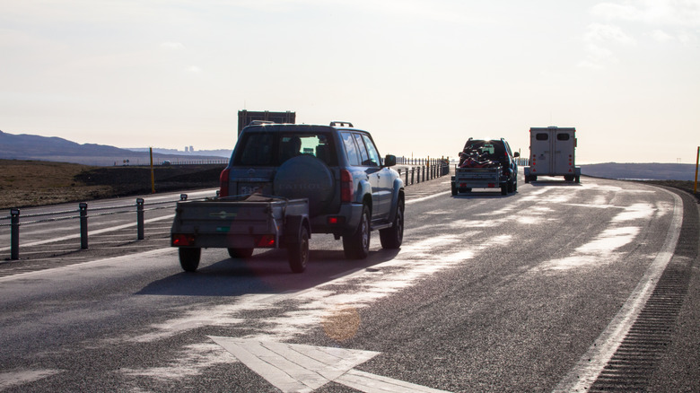Des voitures sur la route entre Hveragerði et Reykjavik