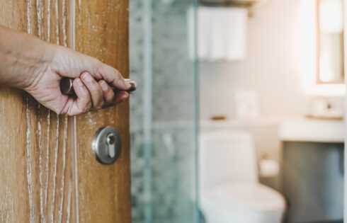 Rick Steves laisse les voyageurs sur ce que cela signifie réellement lorsqu'un hôtel européen a des «salles de bains privées»
