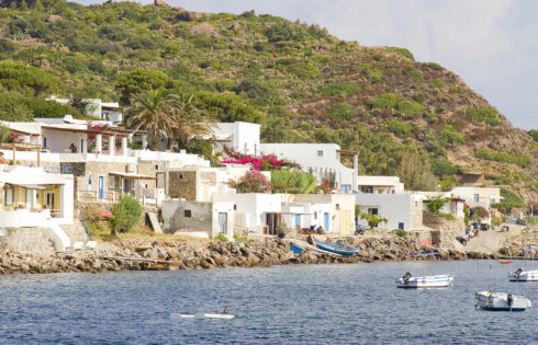 La plus petite île éolienne d'Italie est un paradis sans voiture mélangeant des criques cachées, du glamour et des bars nocturnes