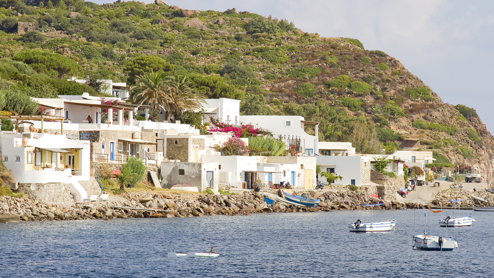 La plus petite île éolienne d'Italie est un paradis sans voiture mélangeant des criques cachées, du glamour et des bars nocturnes