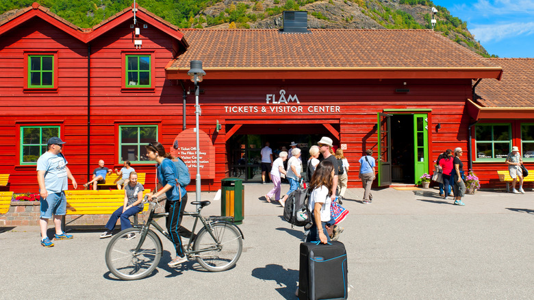 Les voyageurs avec vélos et suicas passent devant la gare de Red Flåm