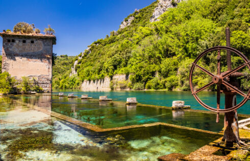 Le trou de baignade vert émeraude d'Italie avec des ruines sous-marines magiques est une excursion d'une journée facile de Rome