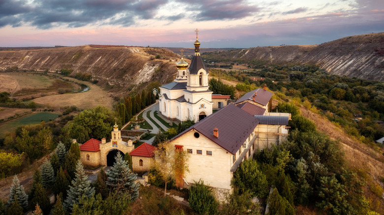 Monastère de la grotte en Moldavie