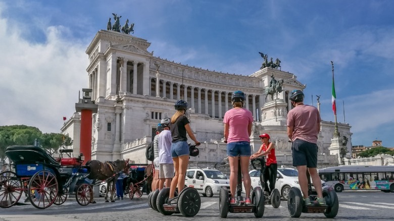 Une tournée en Segway s'arrête à Piazza del Popolo à Rome.