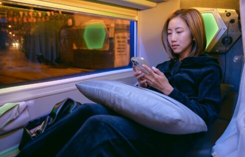 Le bus de luxe à double étage en Europe est livré avec des sièges entièrement inclinables, Wi-Fi et un snack-bar pour un voyage de nuit