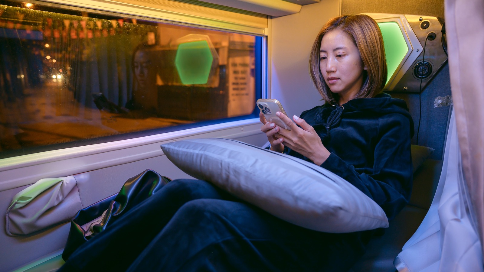 Le bus de luxe à double étage en Europe est livré avec des sièges entièrement inclinables, Wi-Fi et un snack-bar pour un voyage de nuit