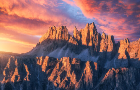 Dans les superbes dolomites d'Italie, les touristes peuvent s'offrir un délicieux plat de pâtes avec des formes de demi-lune