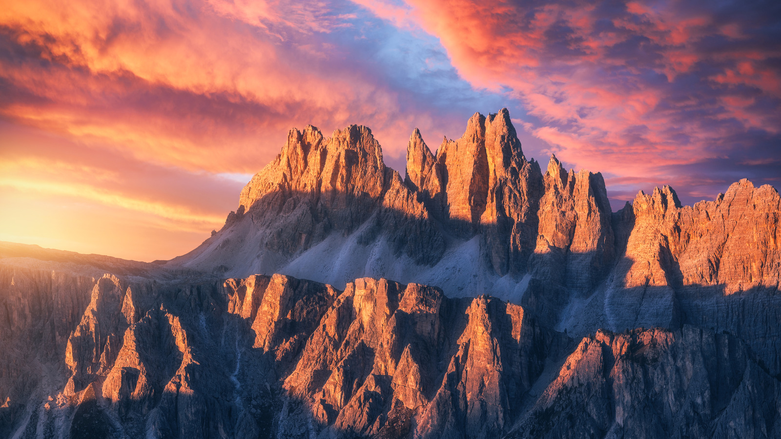 Dans les superbes dolomites d'Italie, les touristes peuvent s'offrir un délicieux plat de pâtes avec des formes de demi-lune