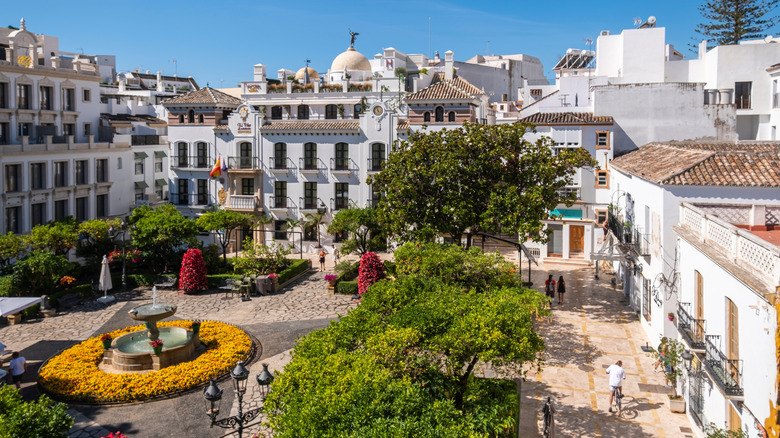 Plaza de Las Flores à Estepona, en Espagne, par une journée ensoleillée
