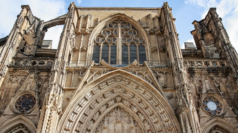 Détails des façades gothiques du Saint-Antoine-l'abbaye