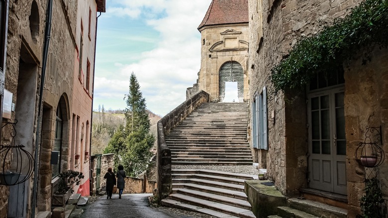 Grand escalier dans le centre du village de Saint-Antoine-l'abbaye, France