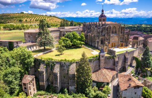 Ce village médiéval de maisons à demi-pas et d'une abbaye gothique a été élu village préféré de la France de 2025