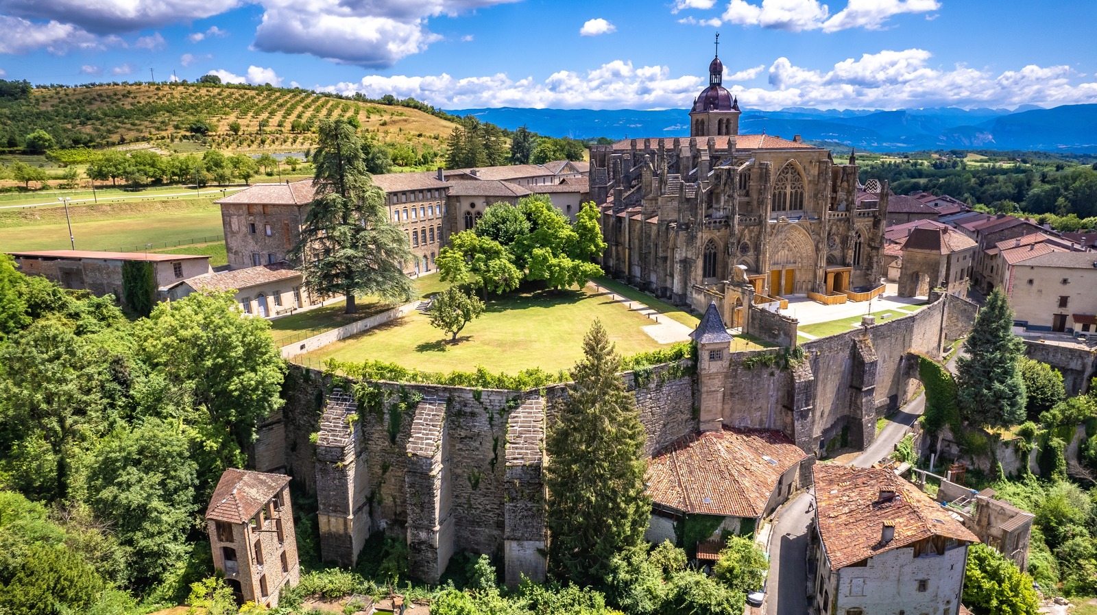 Ce village médiéval de maisons à demi-pas et d'une abbaye gothique a été élu village préféré de la France de 2025