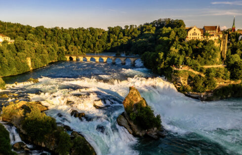 Les «chutes du Niagara en Europe» en Suisse sont la destination incontournable remplie de vues opulentes et de charme toute l'année