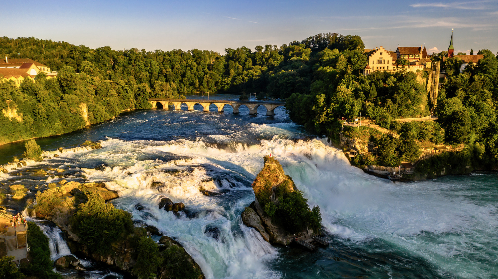 Les «chutes du Niagara en Europe» en Suisse sont la destination incontournable remplie de vues opulentes et de charme toute l'année