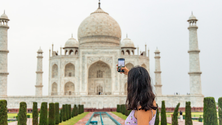 Femme prenant un selfie par le Taj Mahal