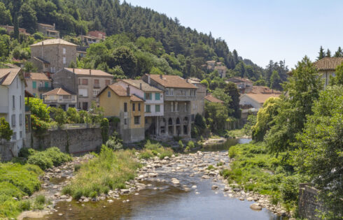 La ville de Belle Epoque Spa de la France est charmante a des eaux bleues guéris et un casino élégant