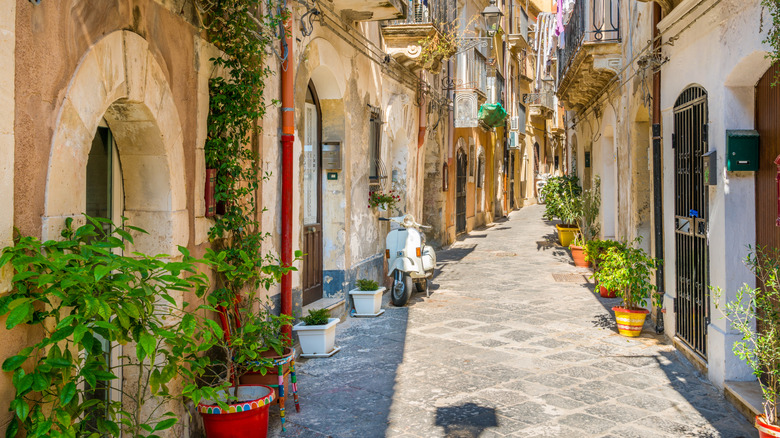 Rue pittoresque à Ortigia, la vieille ville de Syracuse, en Sicile