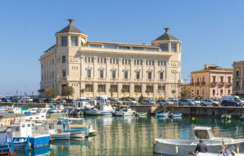 Ce bureau de poste sicilien restauré est un charmant hôtel au bord de l'eau avec un spa à l'atteinte romaine
