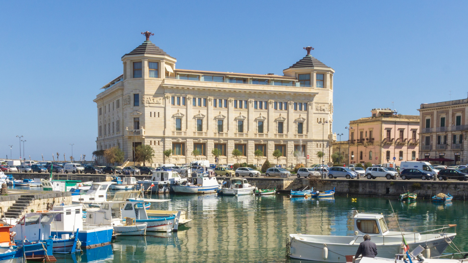 Ce bureau de poste sicilien restauré est un charmant hôtel au bord de l'eau avec un spa à l'atteinte romaine