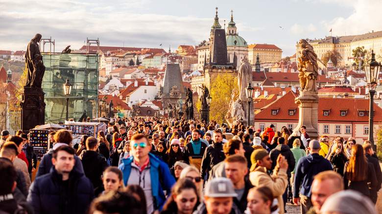 Les touristes envahissent le pont Charles à Prague