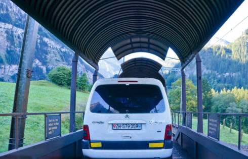 Les excursions routières dans les Alpes suisses peuvent charger leurs voitures sur ce train unique pour un voyage facile à travers des tunnels de montagne