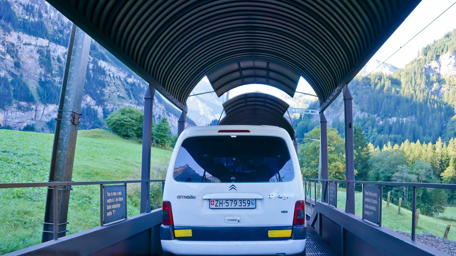 Les excursions routières dans les Alpes suisses peuvent charger leurs voitures sur ce train unique pour un voyage facile à travers des tunnels de montagne