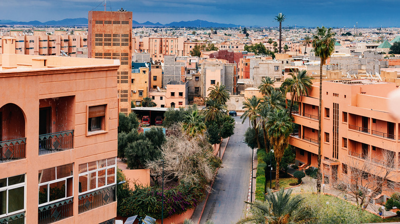 Vue aérienne d'une rue et des bâtiments orange au centre-ville de Marrakech