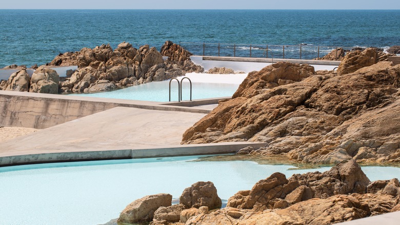 Les bassins de marée de la leça parmi les rochers à Matosinhos, au Portugal