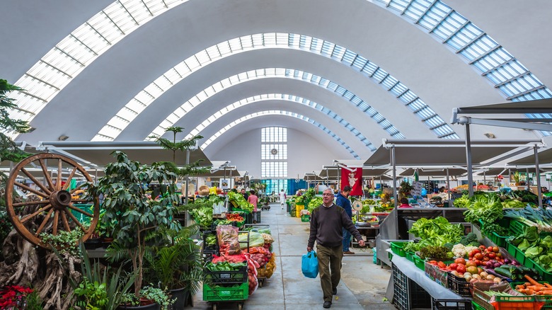Boulots de nourriture au marché intérieur Mercado de Matosinhos au Portugal