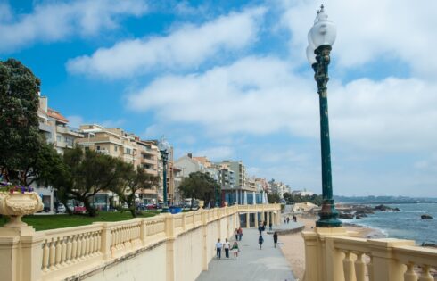 `` Seafood Paradise '' du Portugal, a des plages dorées et des piscines architecturales sauvages qui se remplissent de marées