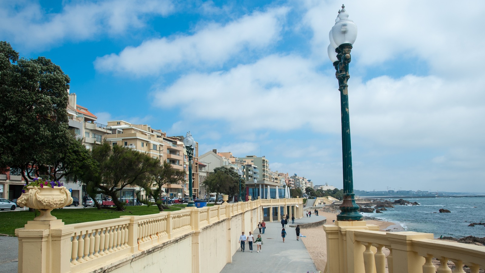 `` Seafood Paradise '' du Portugal, a des plages dorées et des piscines architecturales sauvages qui se remplissent de marées