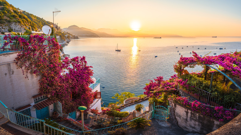 Une levée de soleil dans la côte amalfitaine
