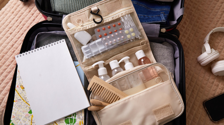 Un kit de toilette rempli de bouteilles de produits, de pilules et d'autres produits de toilettage
