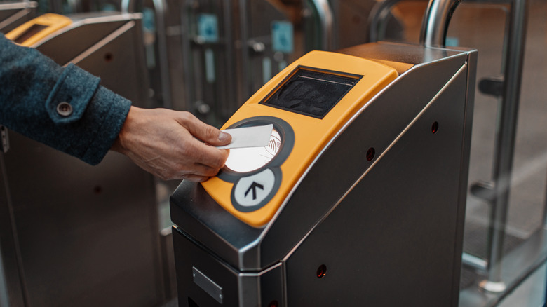 Personne qui puise dans la porte du train néerlandais