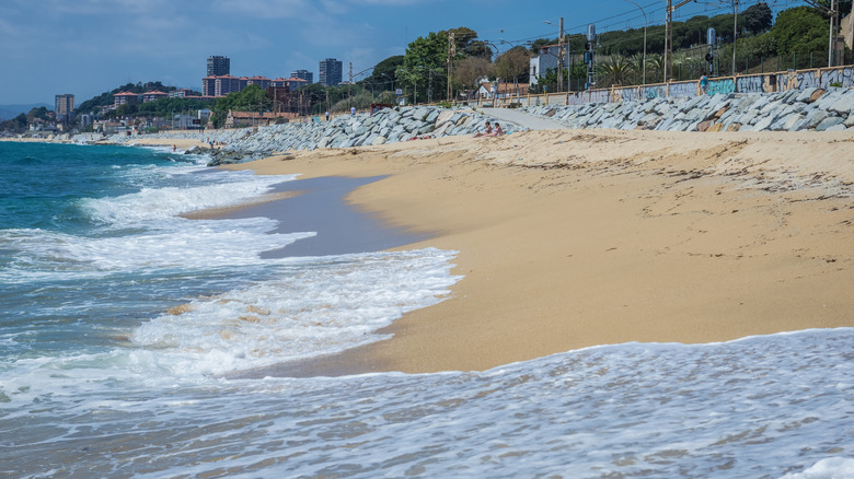 Waves Lap Beach à El Masnou