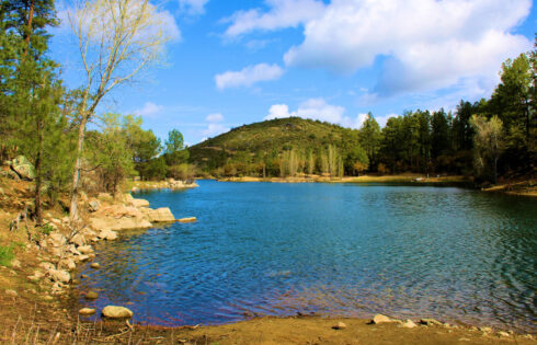 Entre Prescott et Phoenix se trouve un lac sous-estimé de l'Arizona Mountain avec une vue panoramique et un sentier accessible à pied