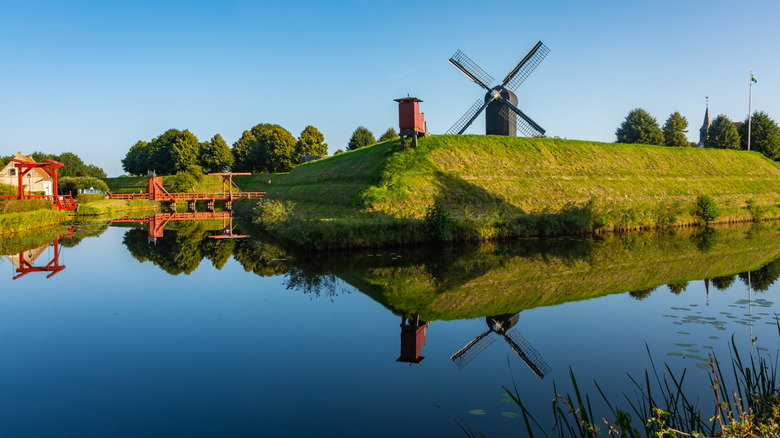 Un moulin à vent regardant un canal à Bourtange