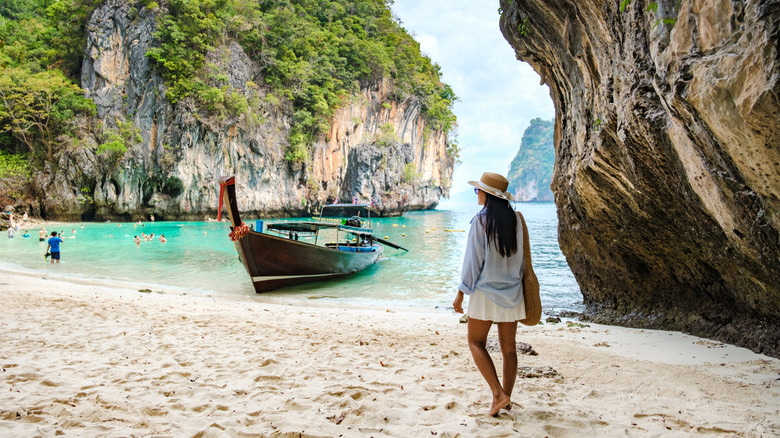 Femme marchant sur la plage en Thaïlande