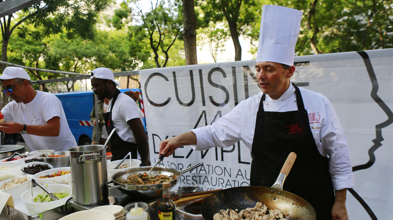 Chefs cuisine dans un festival de restauration en plein air en France