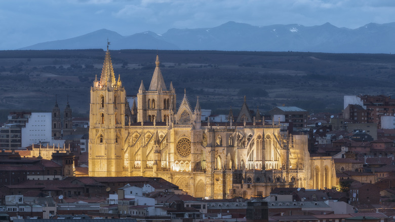 Cathédrale de Santa María de León brille pendant le coucher du soleil à León, en Espagne
