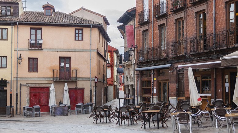 Chaises à l'extérieur des bâtiments dans le quartier Barrio Húmedo de León